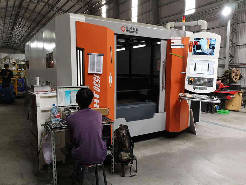 [高雄] 2000W 雷射機器人切割