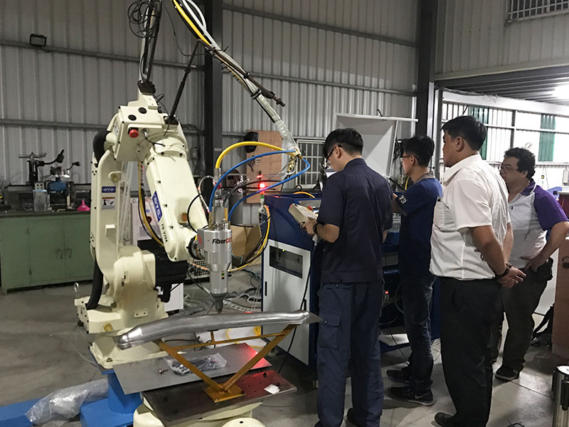 機器人雷射切割排氣管行業