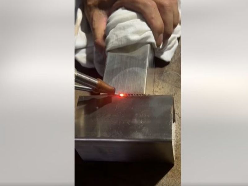 手持雷射填絲焊不鏽鋼管材焊接