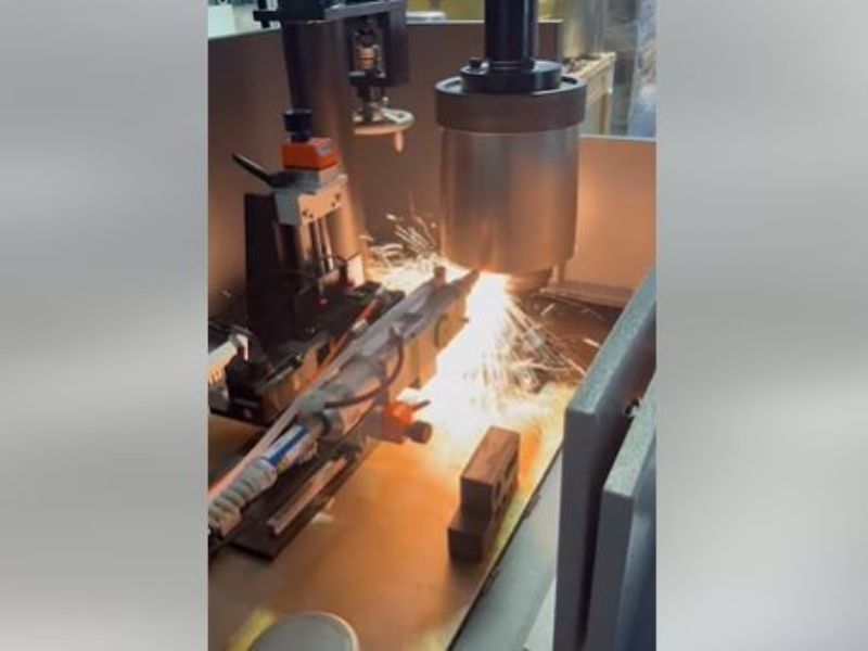 客製專用圓週雷射自動裁邊機完成最後成品加工測試